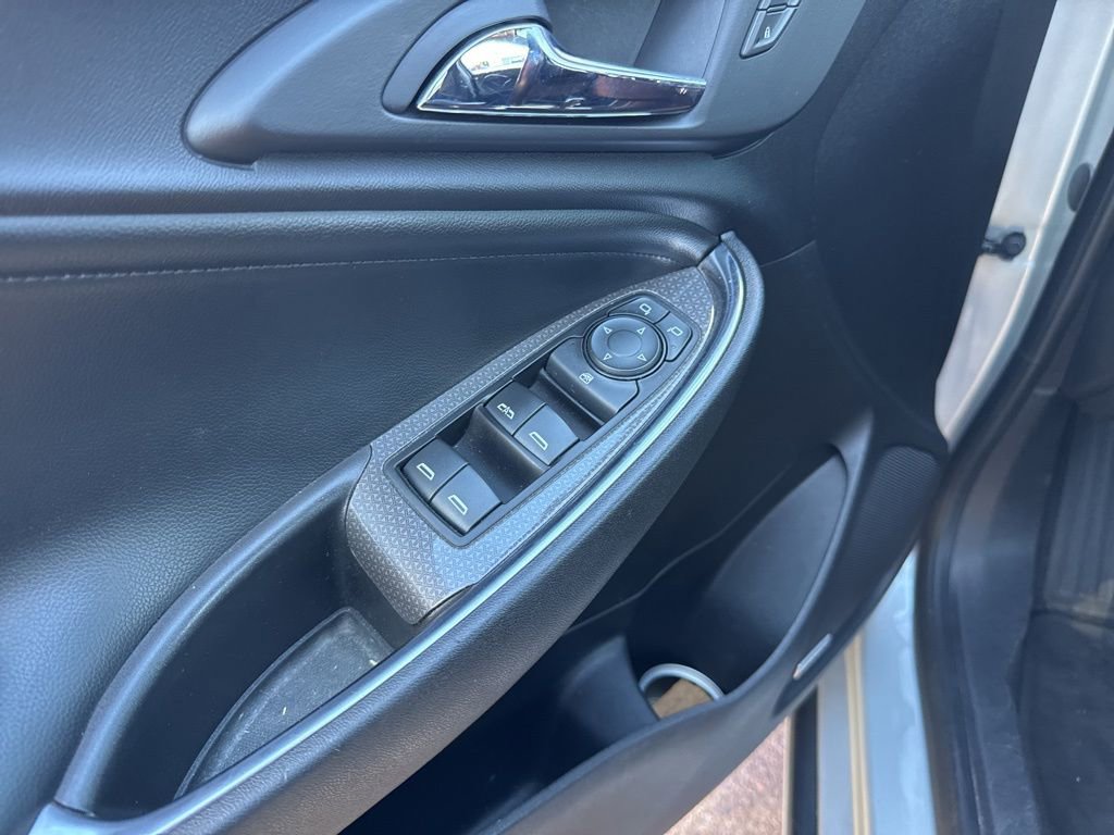 Used 2017 Chevrolet Malibu LT w/ Leather Package image 8