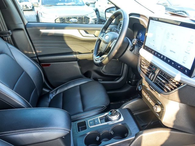 Certified 2025 Ford Escape Platinum AWD/4WD image 32