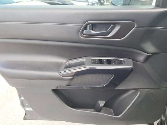 Used 2023 Nissan Pathfinder S image 23