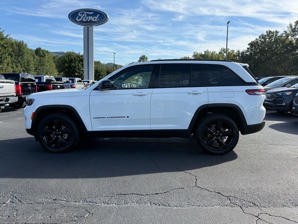 Used 2025 Jeep Grand Cherokee Altitude image 7