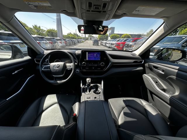 Used 2023 Toyota Highlander XLE AWD/4WD image 3