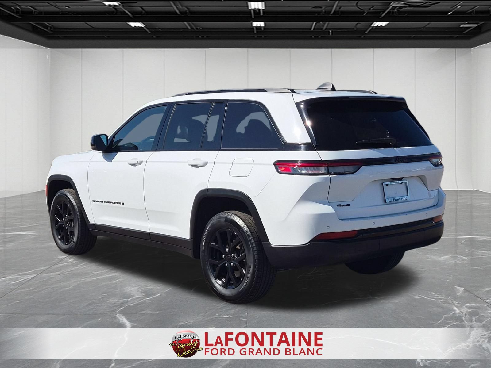 Used 2025 Jeep Grand Cherokee Altitude AWD/4WD image 3