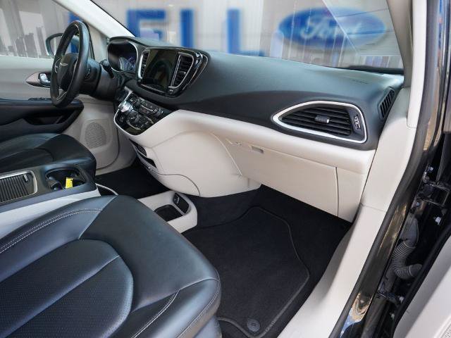 Used 2023 Chrysler Pacifica Touring-L FWD image 20
