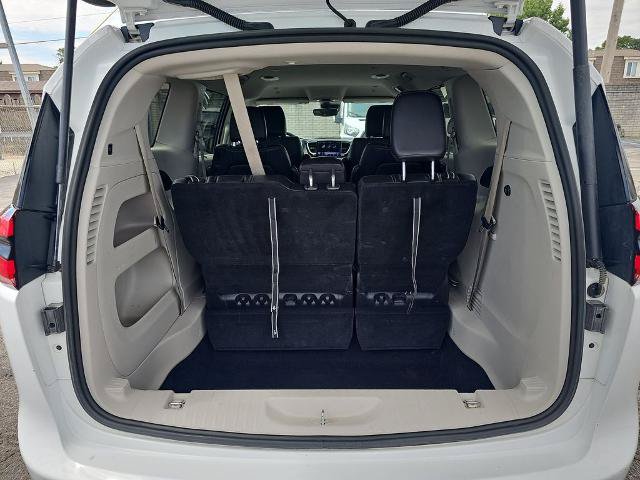 Used 2024 Chrysler Pacifica Touring-L FWD image 12