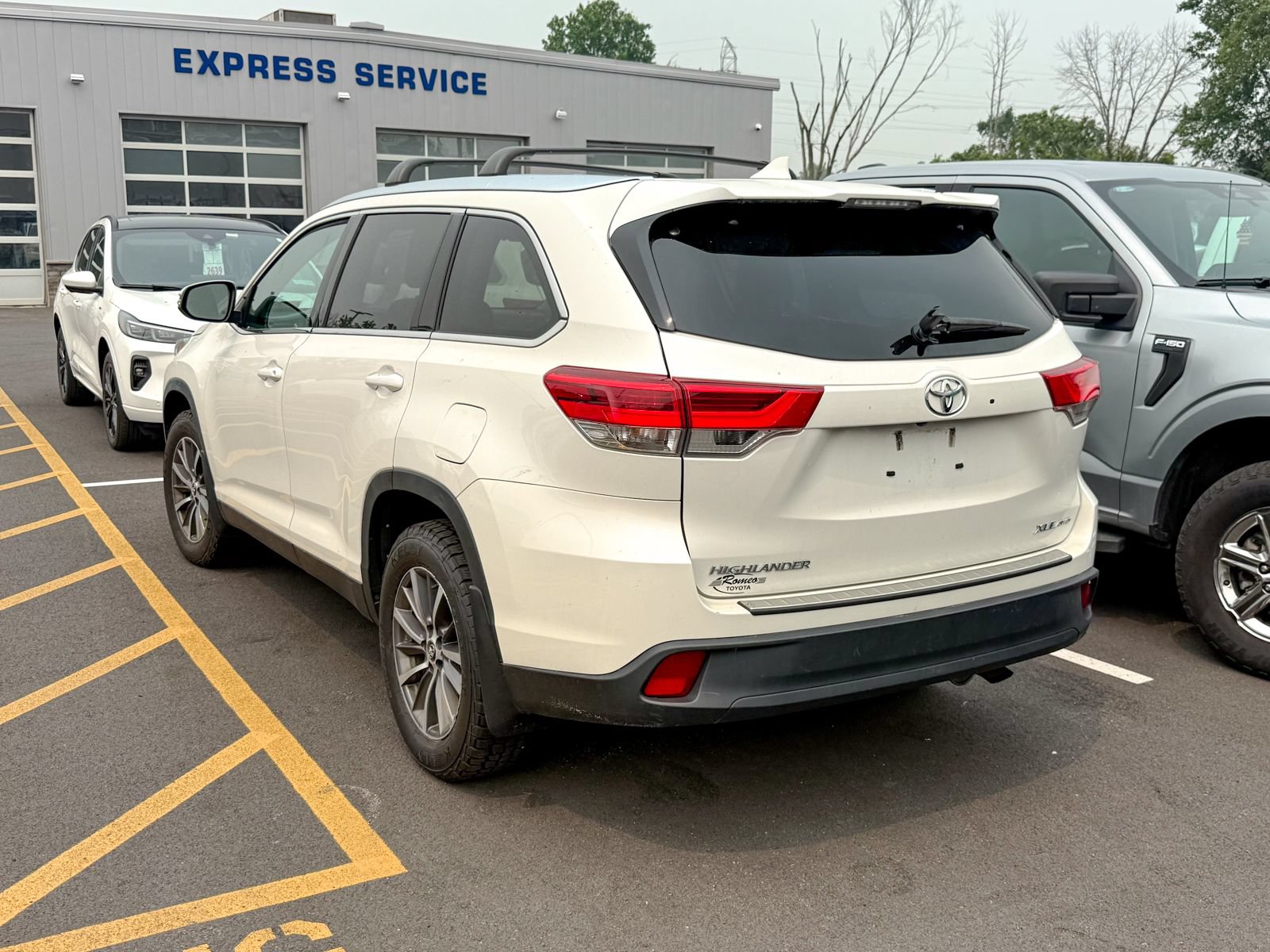 Used 2019 Toyota Highlander XLE AWD/4WD image 3