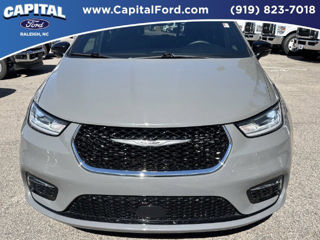 Used 2025 Chrysler Pacifica Select FWD image 10