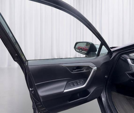 Used 2019 Toyota RAV4 LE AWD/4WD image 14