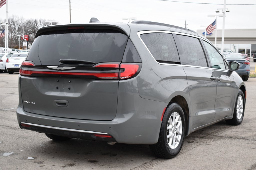 Used 2022 Chrysler Pacifica Touring-L image 5