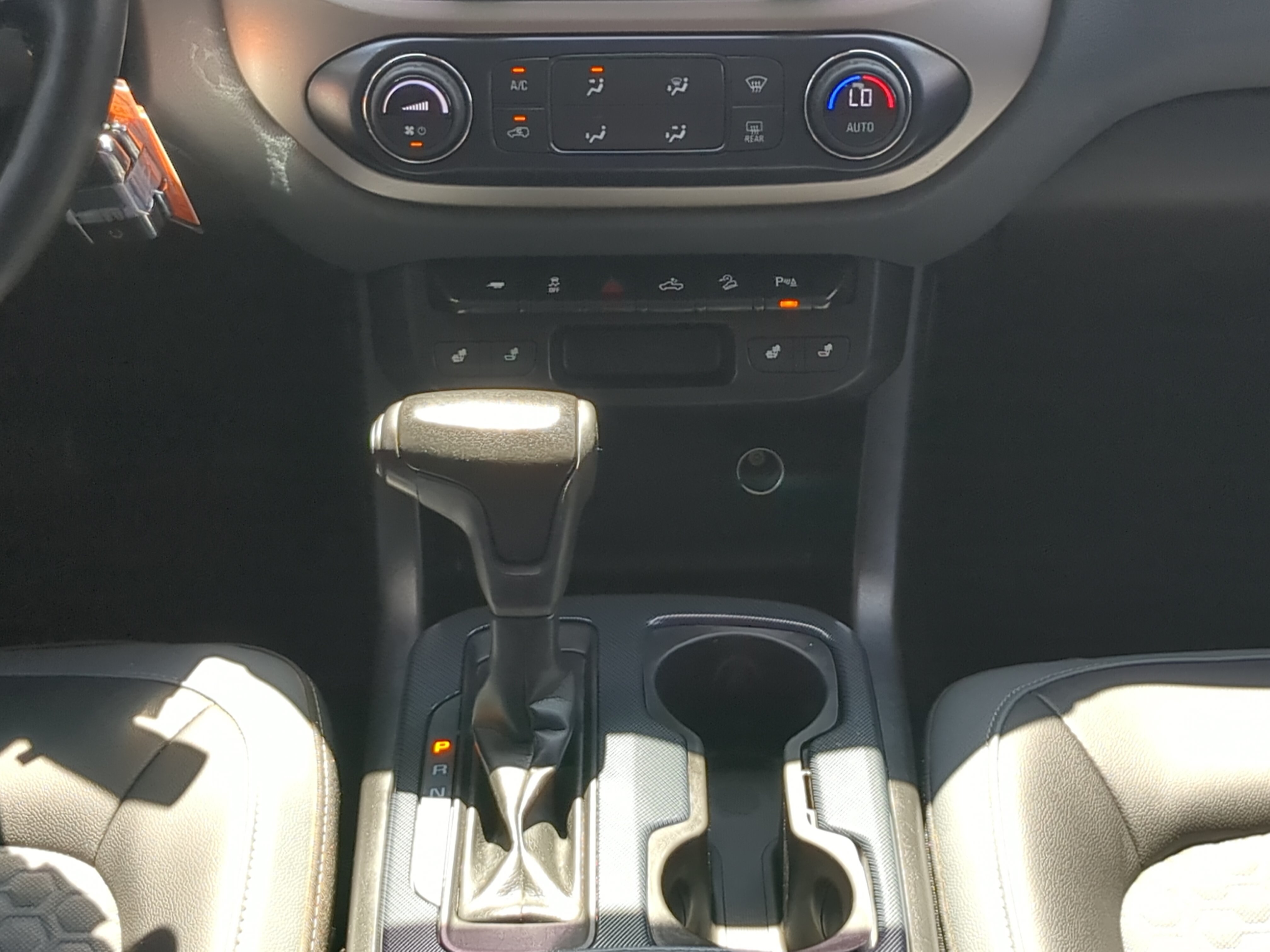 Used 2021 Chevrolet Colorado Z71 w/ Z71 Midnight Edition AWD/4WD image 17