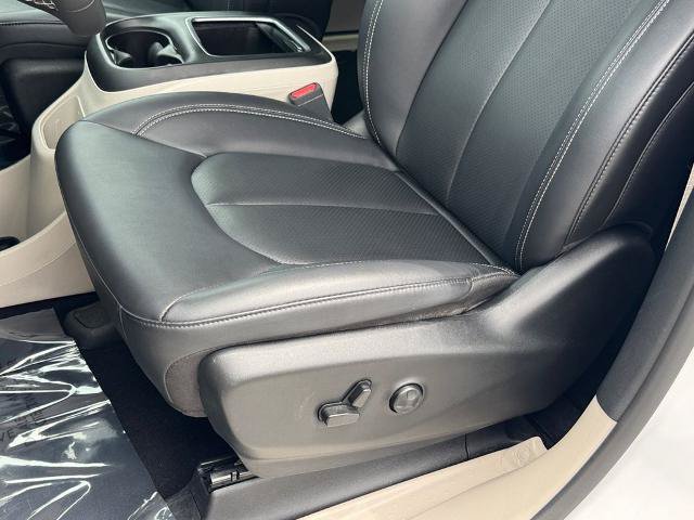Used 2024 Chrysler Pacifica Touring-L FWD image 15