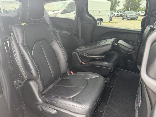 Used 2025 Chrysler Pacifica Select FWD image 36