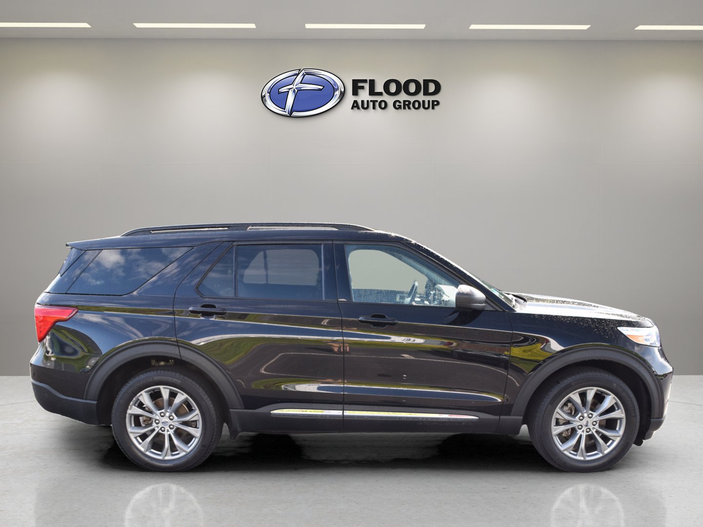 Certified 2023 Ford Explorer XLT w/ Equipment Group 202A AWD/4WD image 3