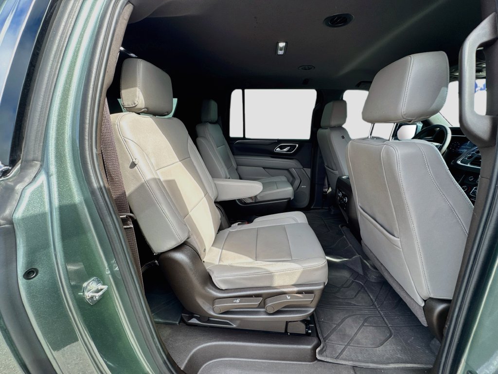 Used 2024 Chevrolet Suburban LT w/ Luxury Package RWD image 29