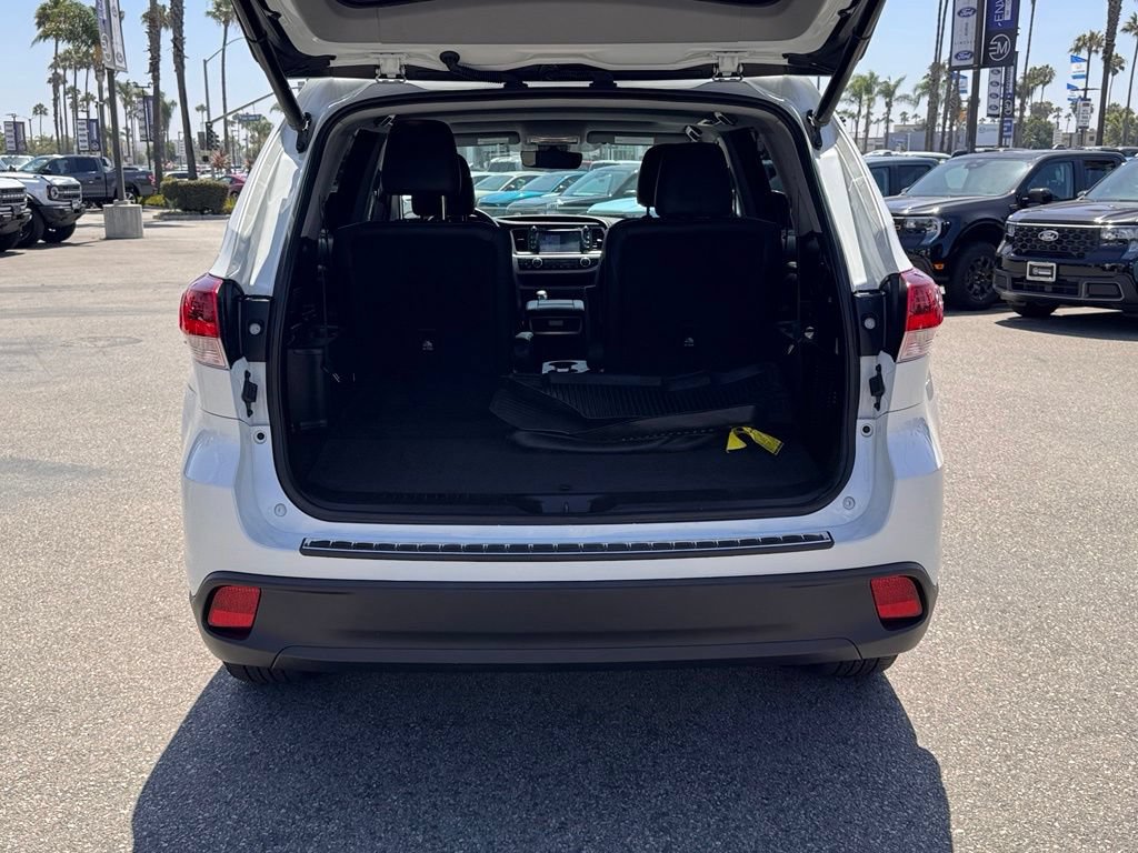 Used 2019 Toyota Highlander SE FWD image 13