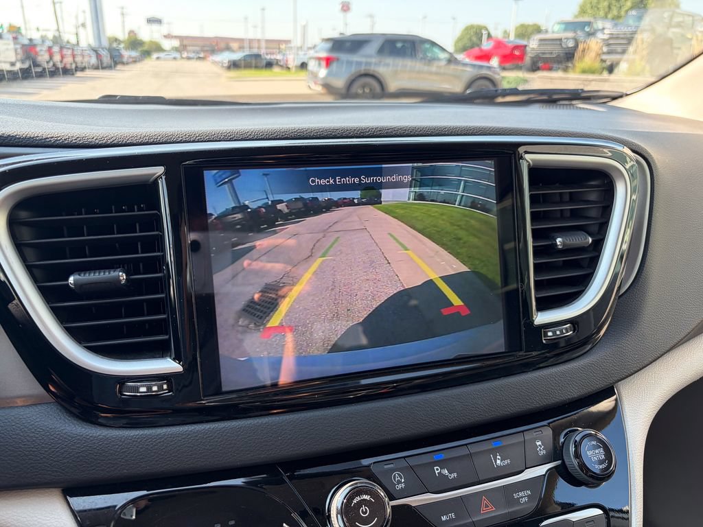 Used 2024 Chrysler Pacifica Touring-L FWD image 25