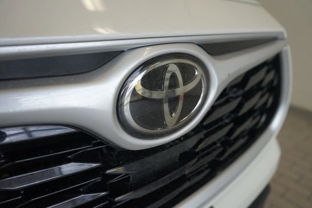 Used 2021 Toyota Highlander XLE AWD/4WD image 18