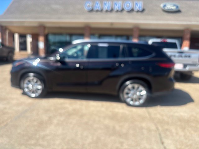 Used 2021 Toyota Highlander Limited FWD image 3