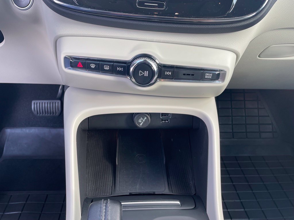 Used 2021 Volvo XC40 T4 Momentum FWD image 21