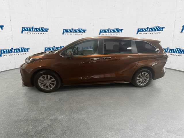 Used 2023 Toyota Sienna XLE FWD image 5