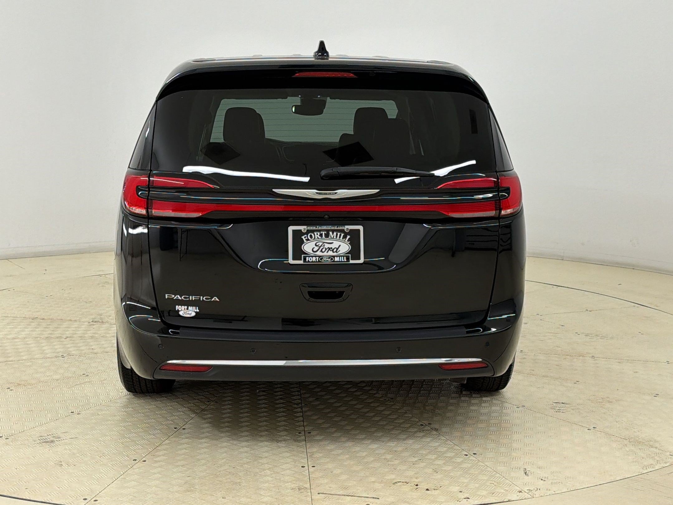 Used 2023 Chrysler Pacifica Touring-L FWD image 10