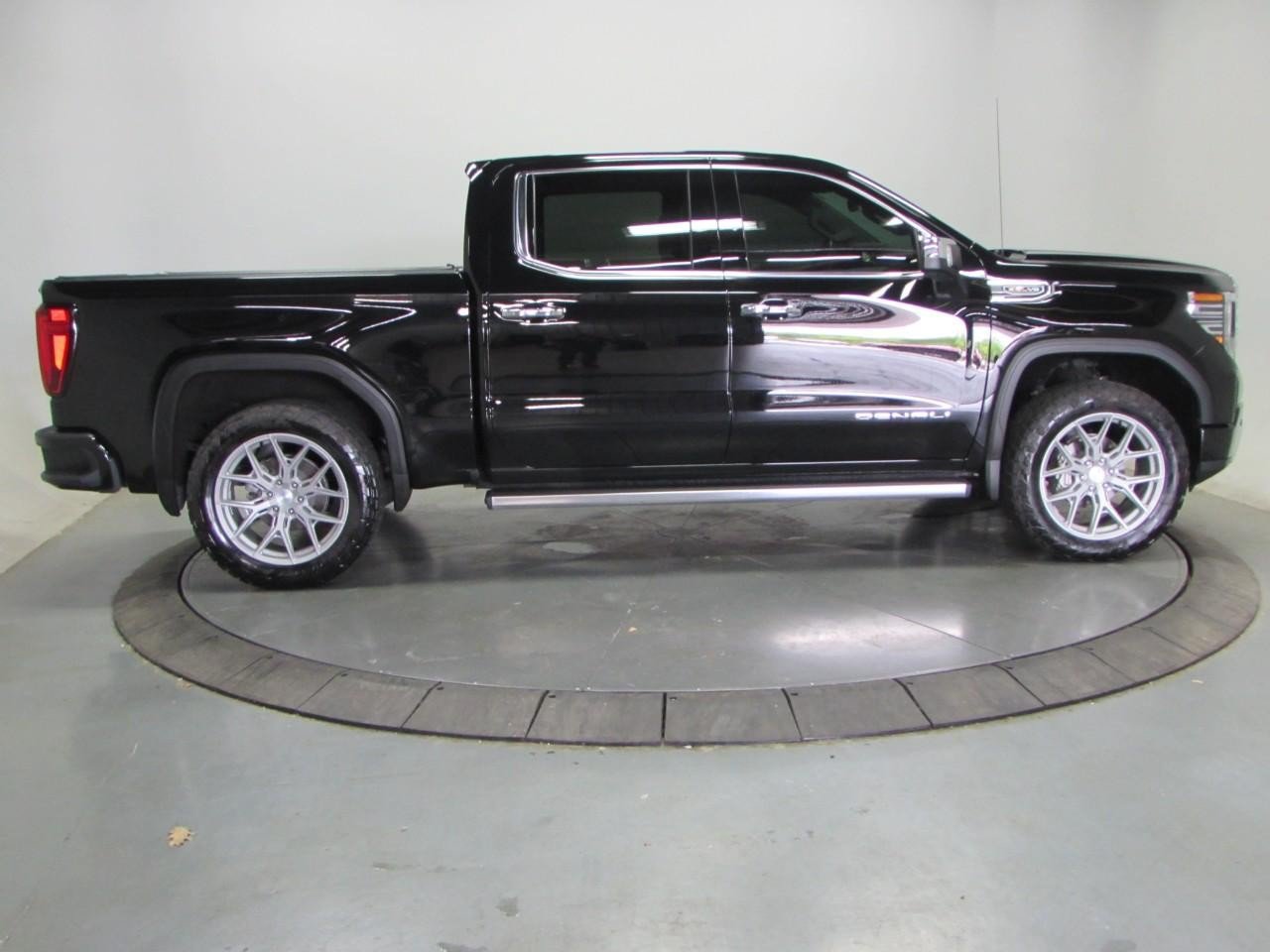 Used 2023 GMC Sierra 1500 Denali w/ Denali Reserve Package AWD/4WD image 8