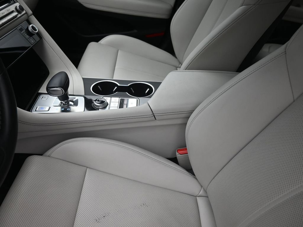 Used 2025 Genesis G70 2.5T image 25