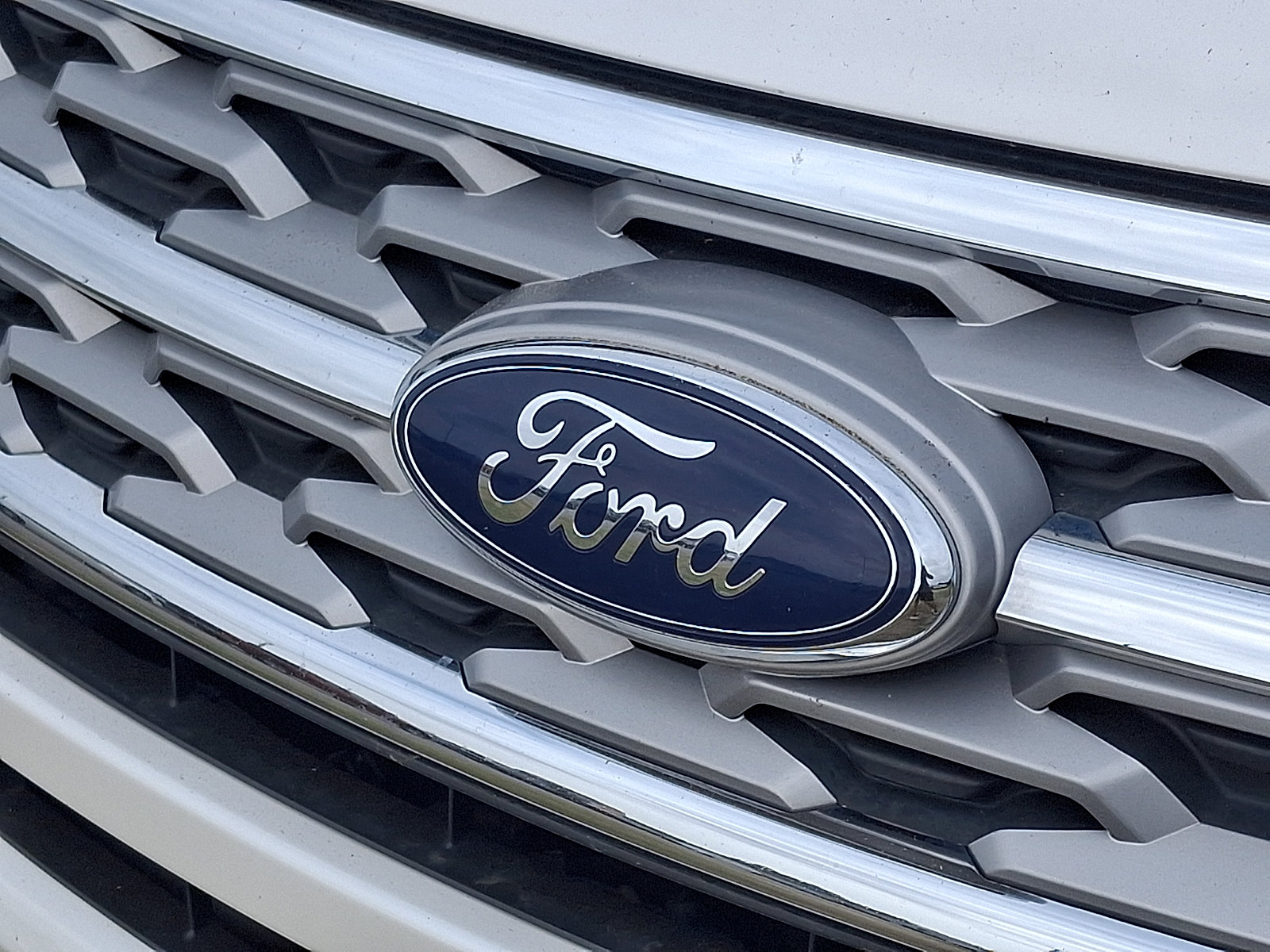 Certified 2019 Ford Explorer Limited w/ Ford Safe & Smart Package FWD image 4