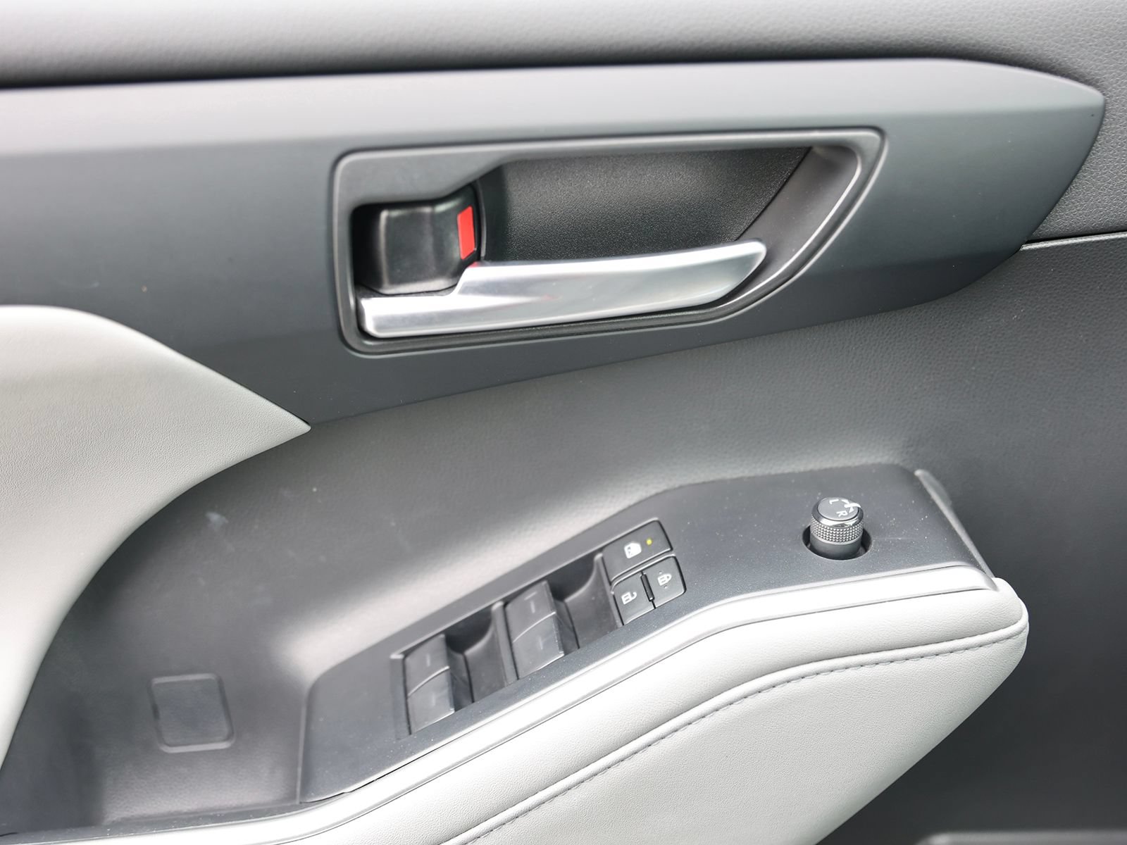 Used 2023 Toyota Highlander XLE AWD/4WD image 39