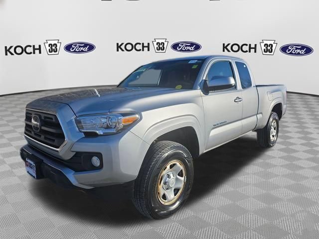Used 2018 Toyota Tacoma SR5 AWD/4WD image 2