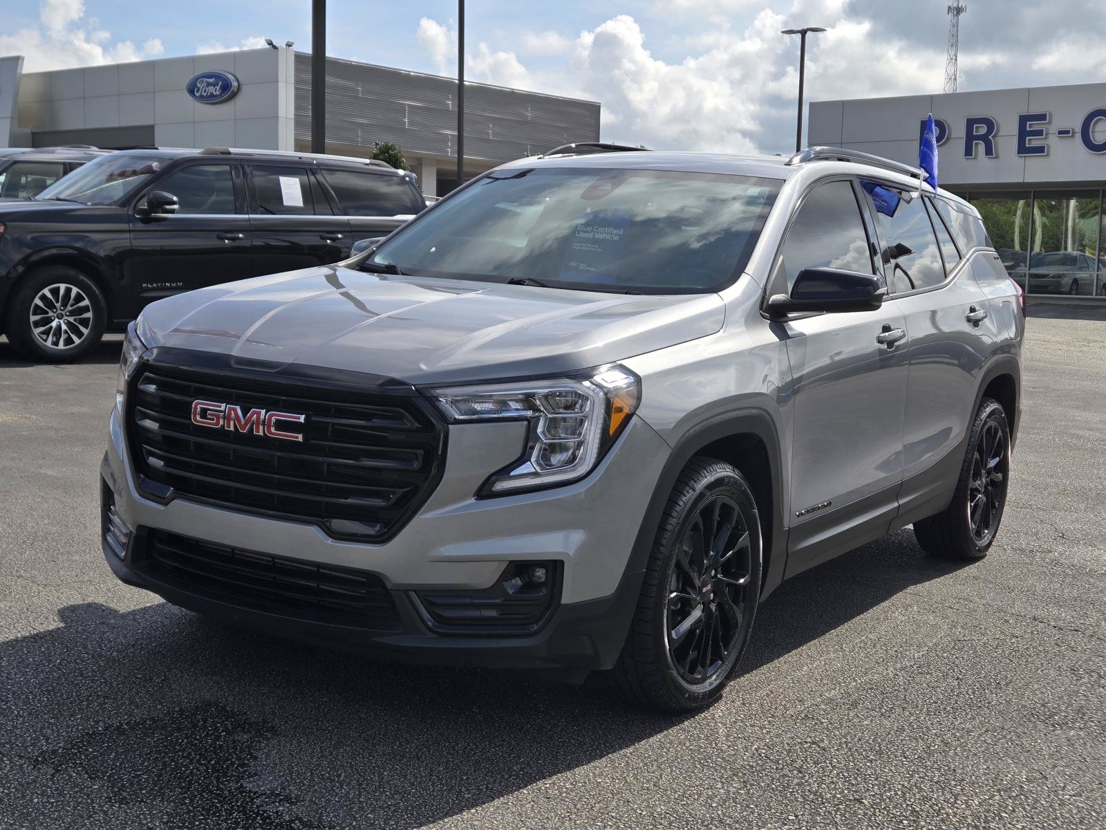 Used 2024 GMC Terrain SLT w/ Elevation Edition FWD image 2
