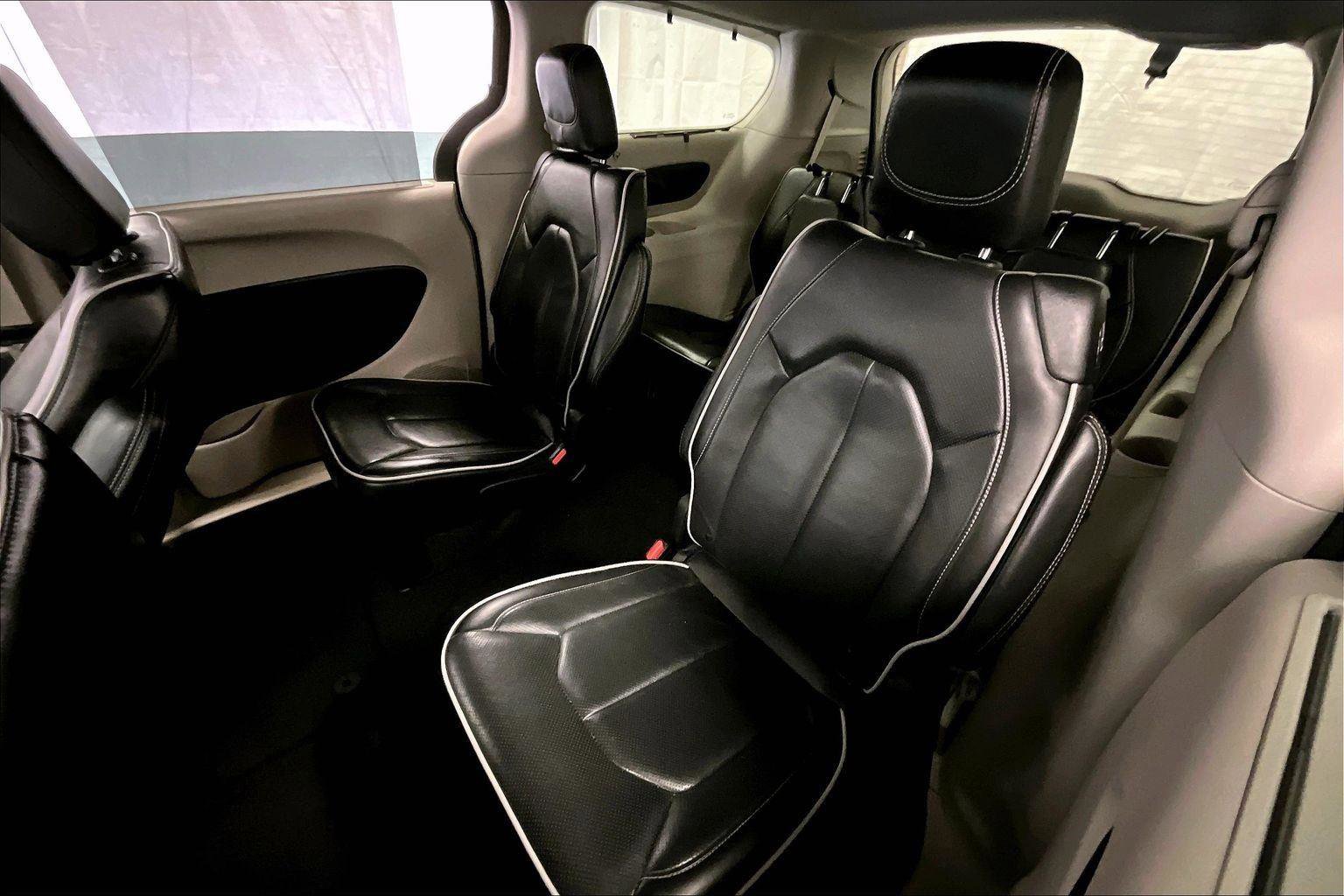 Used 2023 Chrysler Pacifica Limited image 25