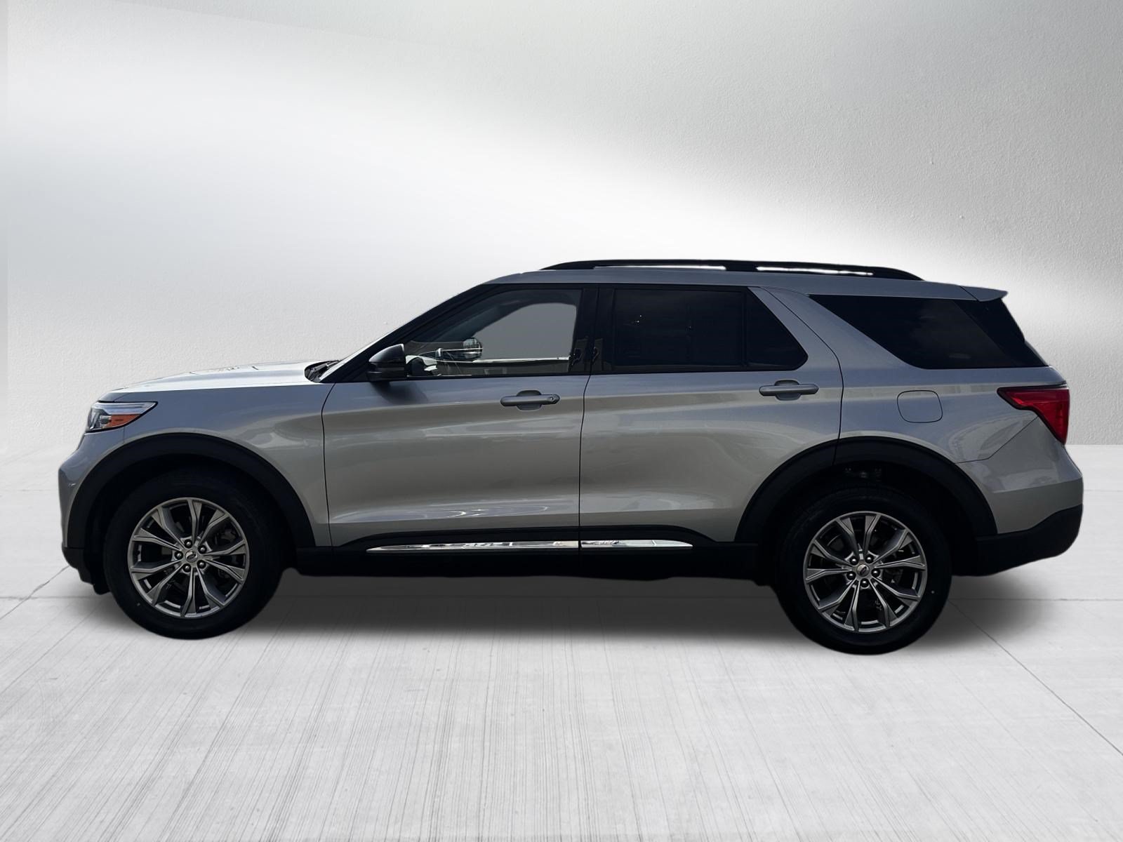 Certified 2024 Ford Explorer XLT w/ Equipment Group 202A AWD/4WD image 4