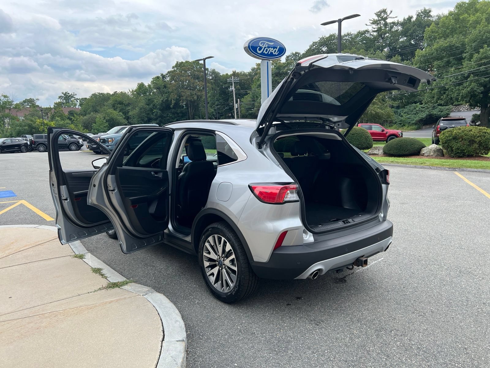 Certified 2022 Ford Escape Titanium w/ Class II Trailer Tow Package AWD/4WD image 9