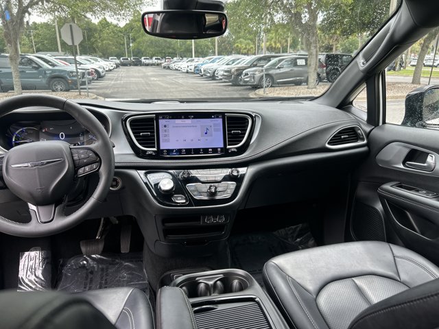 Used 2024 Chrysler Pacifica Limited FWD image 33
