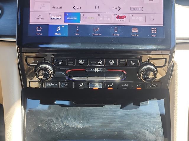 Used 2025 Jeep Grand Cherokee Limited w/ Luxury Tech Group II AWD/4WD image 17