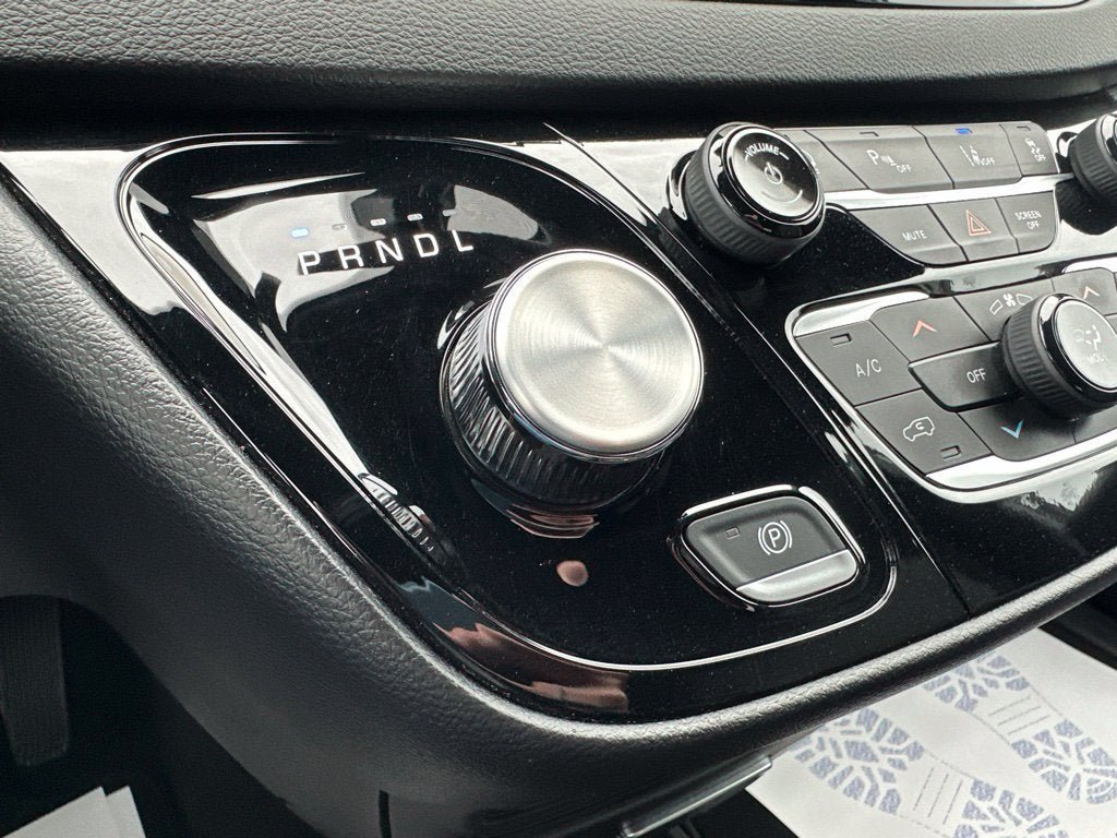 Used 2025 Chrysler Pacifica Select FWD image 21