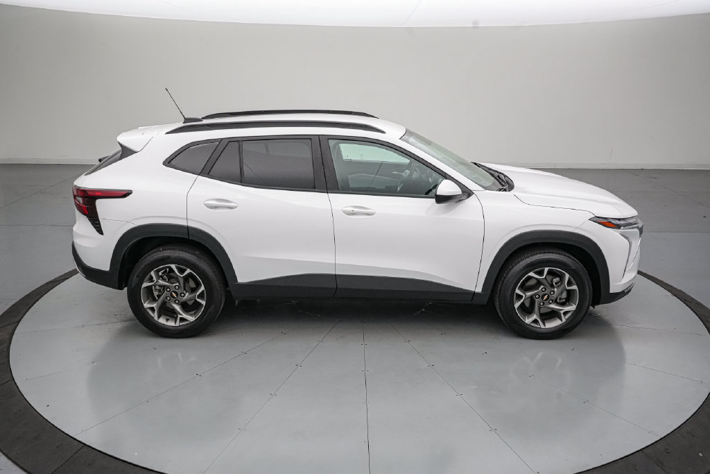 Used 2025 Chevrolet Trax LT w/ LT Convenience Package FWD image 3