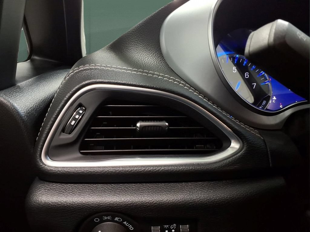 Used 2025 Chrysler Pacifica Limited FWD image 19