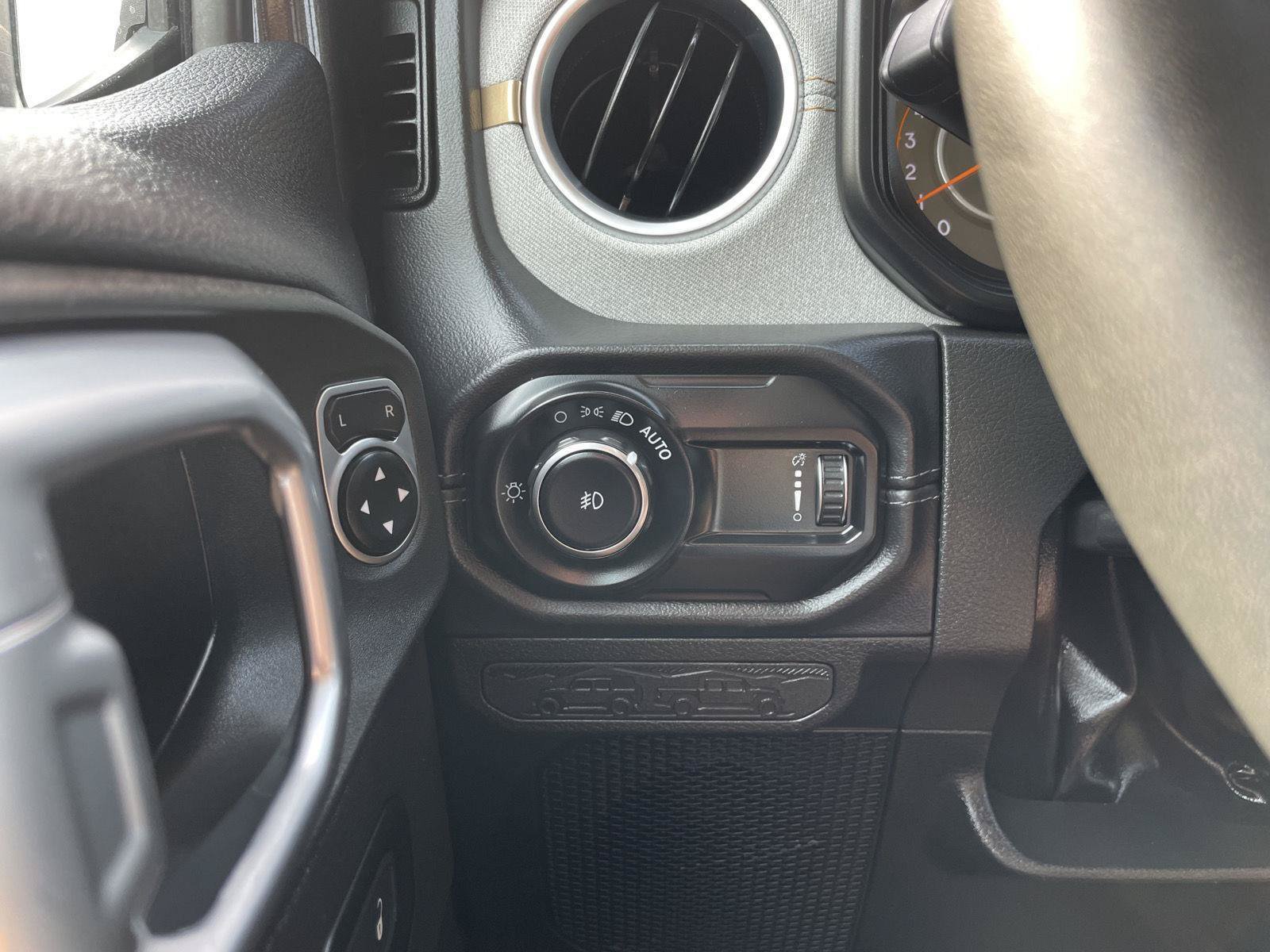 Used 2025 Jeep Wrangler Unlimited Sahara AWD/4WD image 16