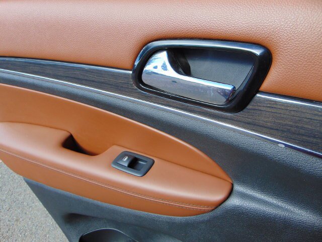 Used 2020 Jeep Grand Cherokee Overland AWD/4WD image 24