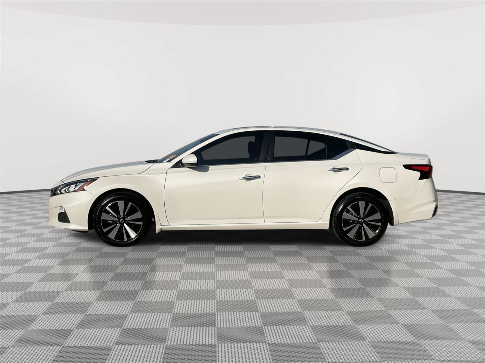 Used 2021 Nissan Altima 2.5 SV w/ SV Premium Package AWD/4WD image 2