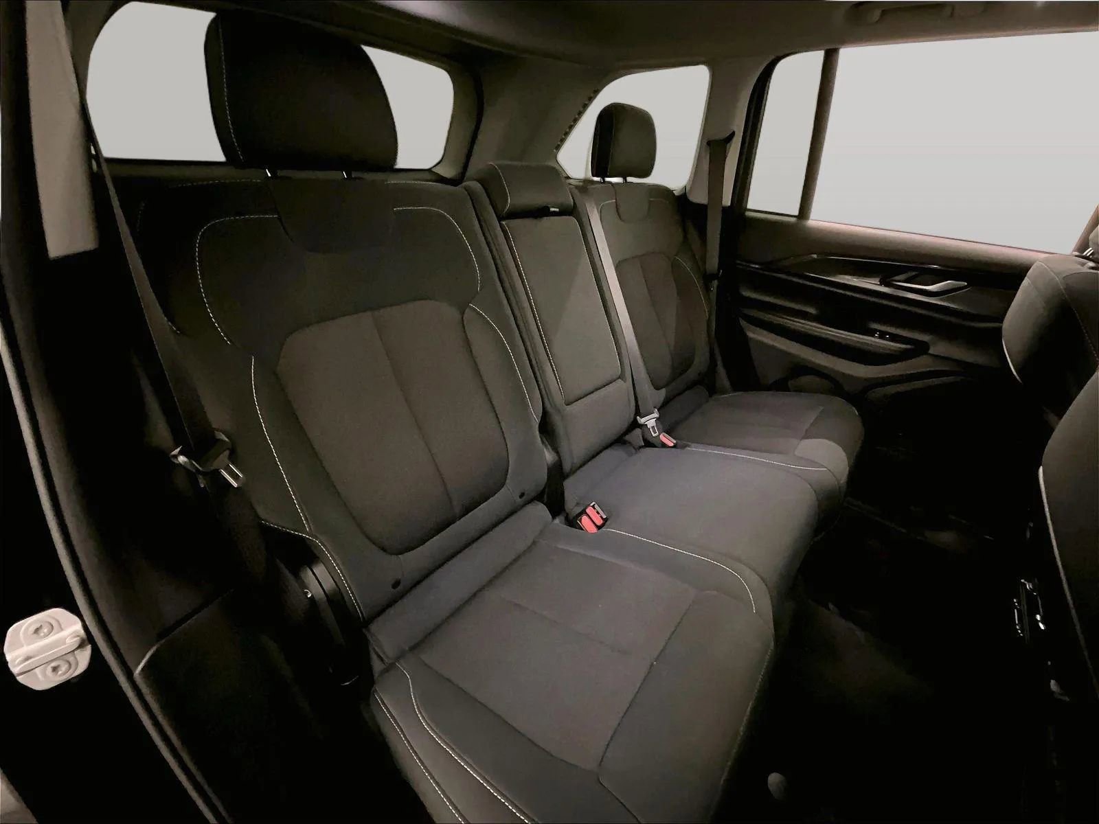 Used 2023 Jeep Grand Cherokee Laredo AWD/4WD image 26