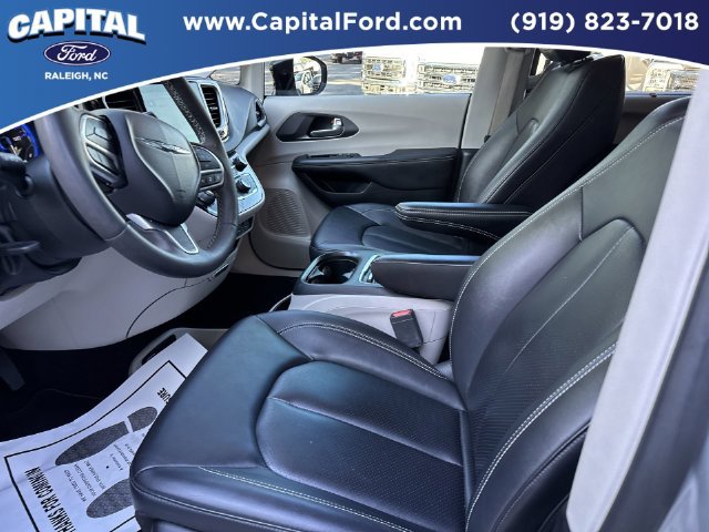 Used 2024 Chrysler Pacifica Touring-L FWD image 19