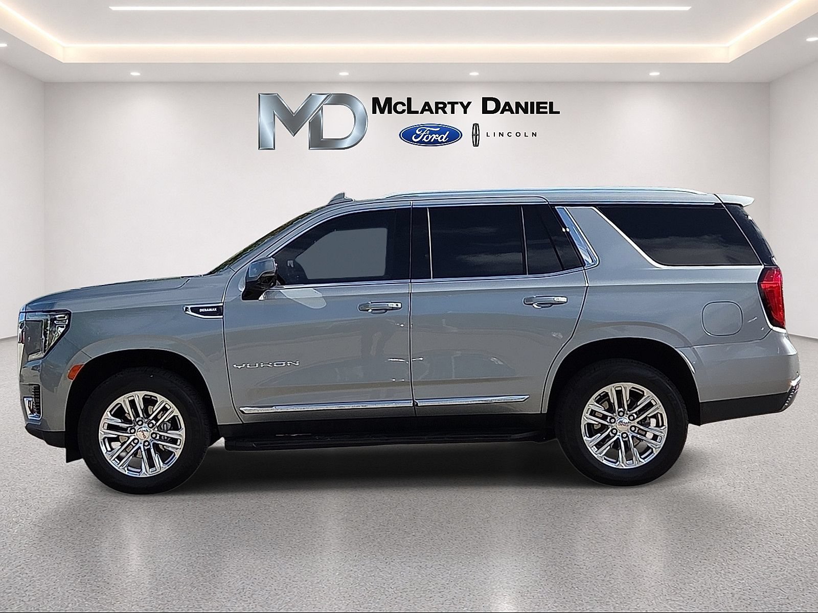 Used 2024 GMC Yukon SLT w/ SLT Luxury Package AWD/4WD image 3