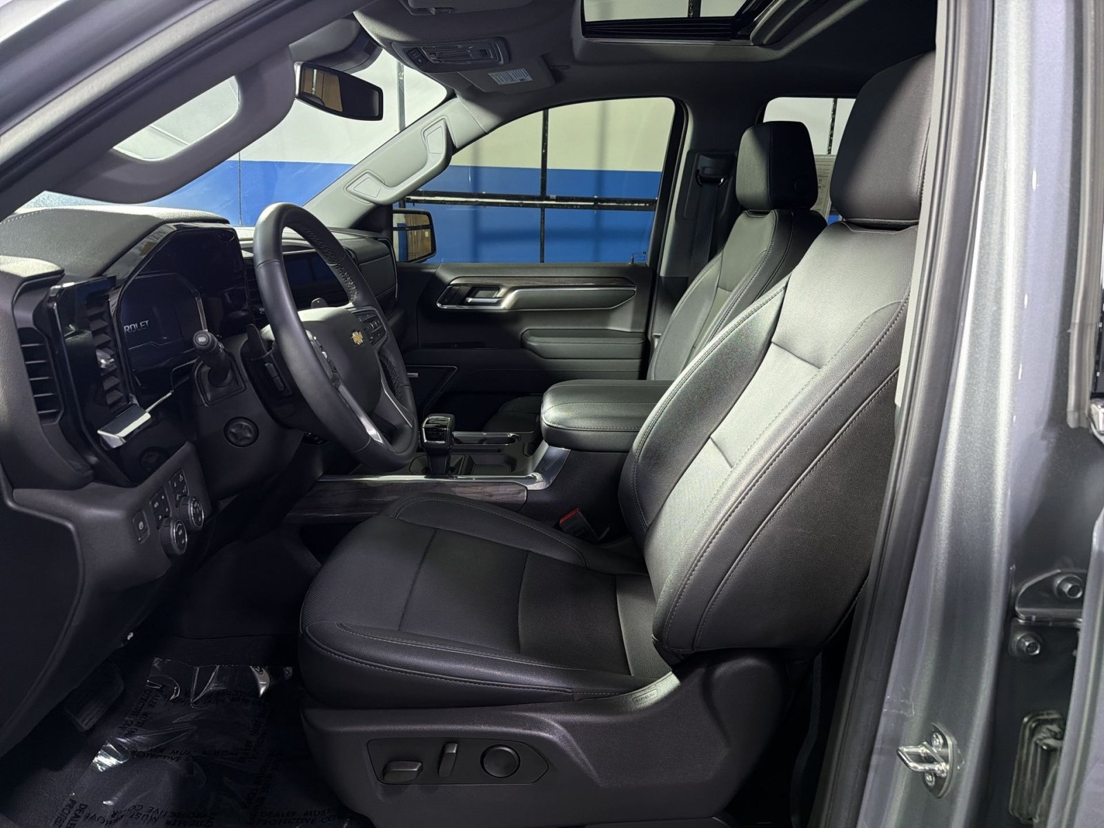 Used 2024 Chevrolet Silverado 1500 LTZ w/ LTZ Convenience Package II AWD/4WD image 23