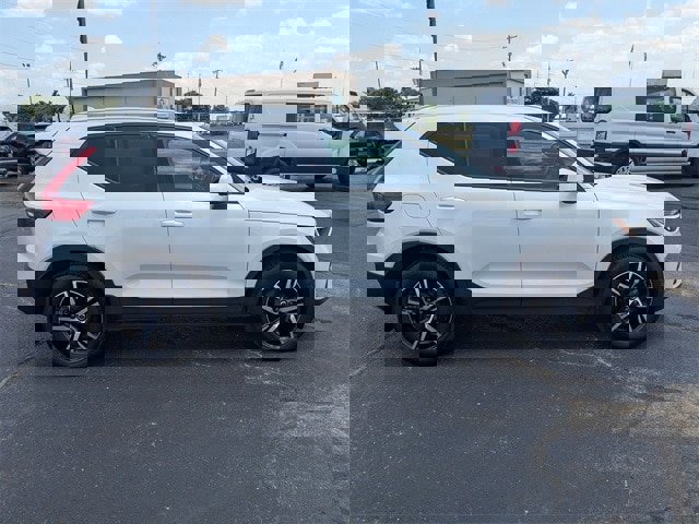 Used 2023 Volvo XC40 B5 Core image 6