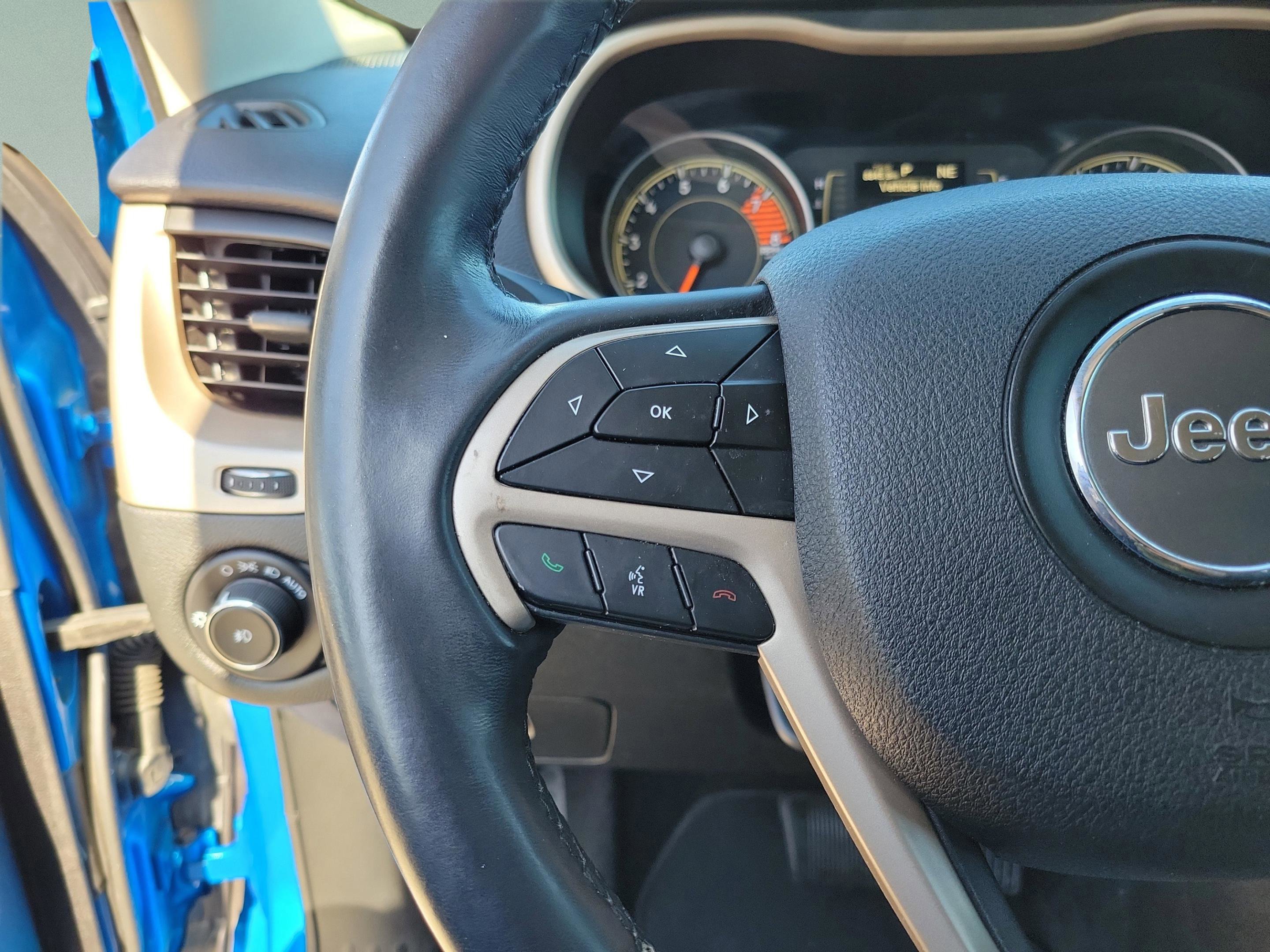 Used 2018 Jeep Cherokee Latitude w/ Altitude Package image 12