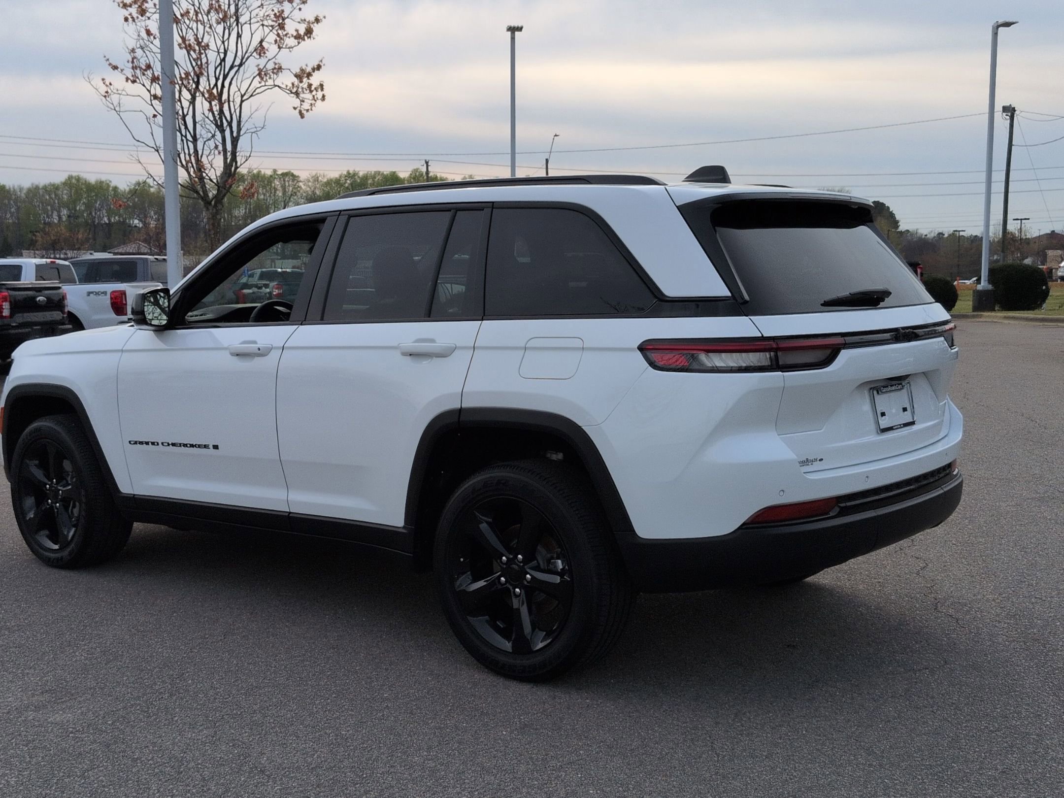 Used 2024 Jeep Grand Cherokee Altitude image 3