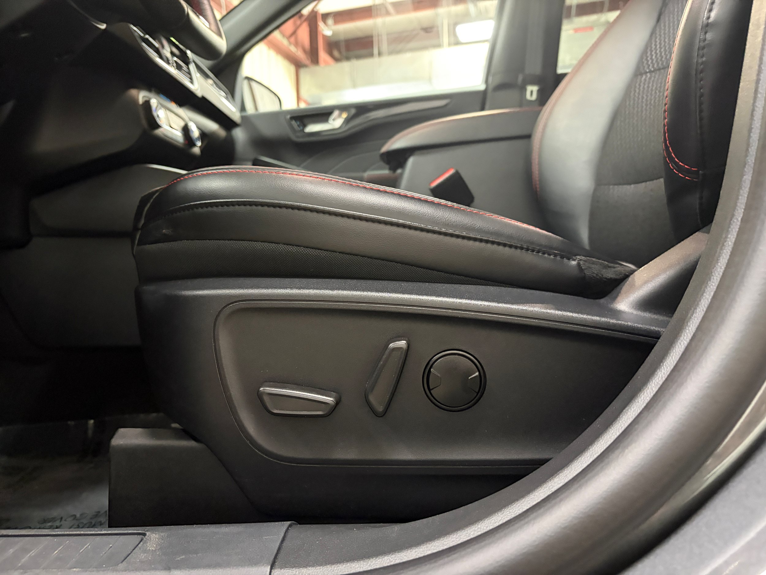Certified 2025 Ford Escape ST-Line Select AWD/4WD image 10