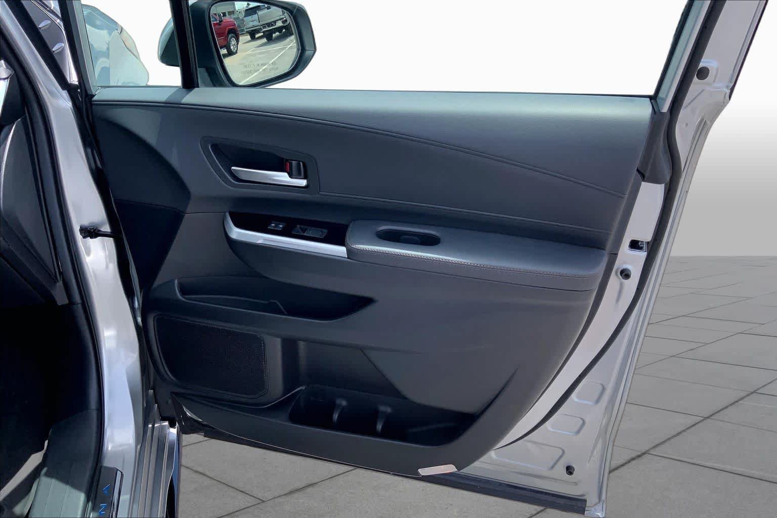 Used 2025 Toyota Sienna Platinum FWD image 23